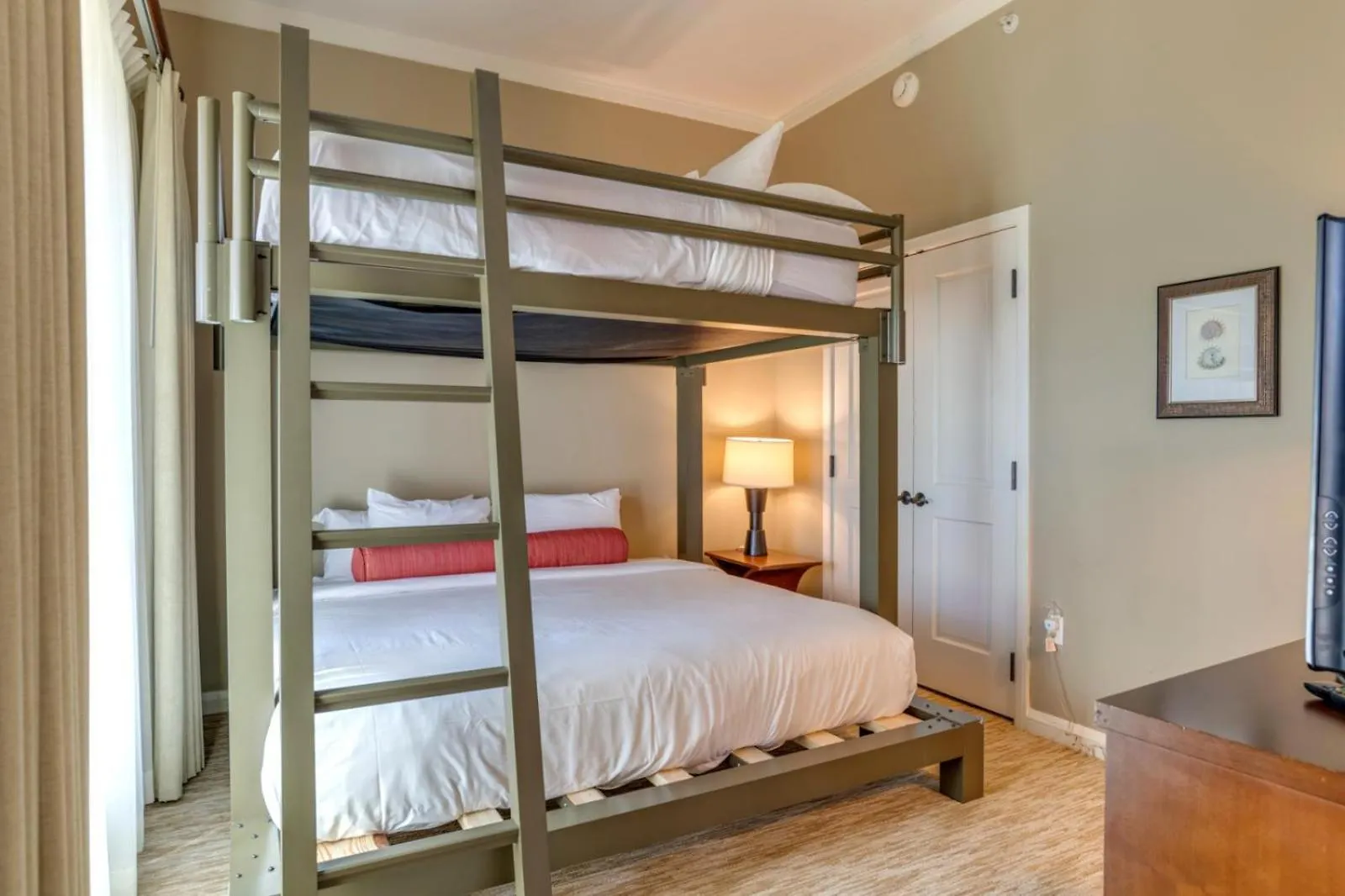Honua Kai Konea: Family-Friendly Resort with Pool Access and Car Rental Kaanapali Apartment
