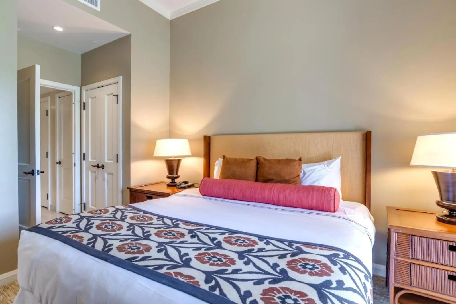 Honua Kai Konea: Family-Friendly Resort with Pool Access and Car Rental Kaanapali Apartment